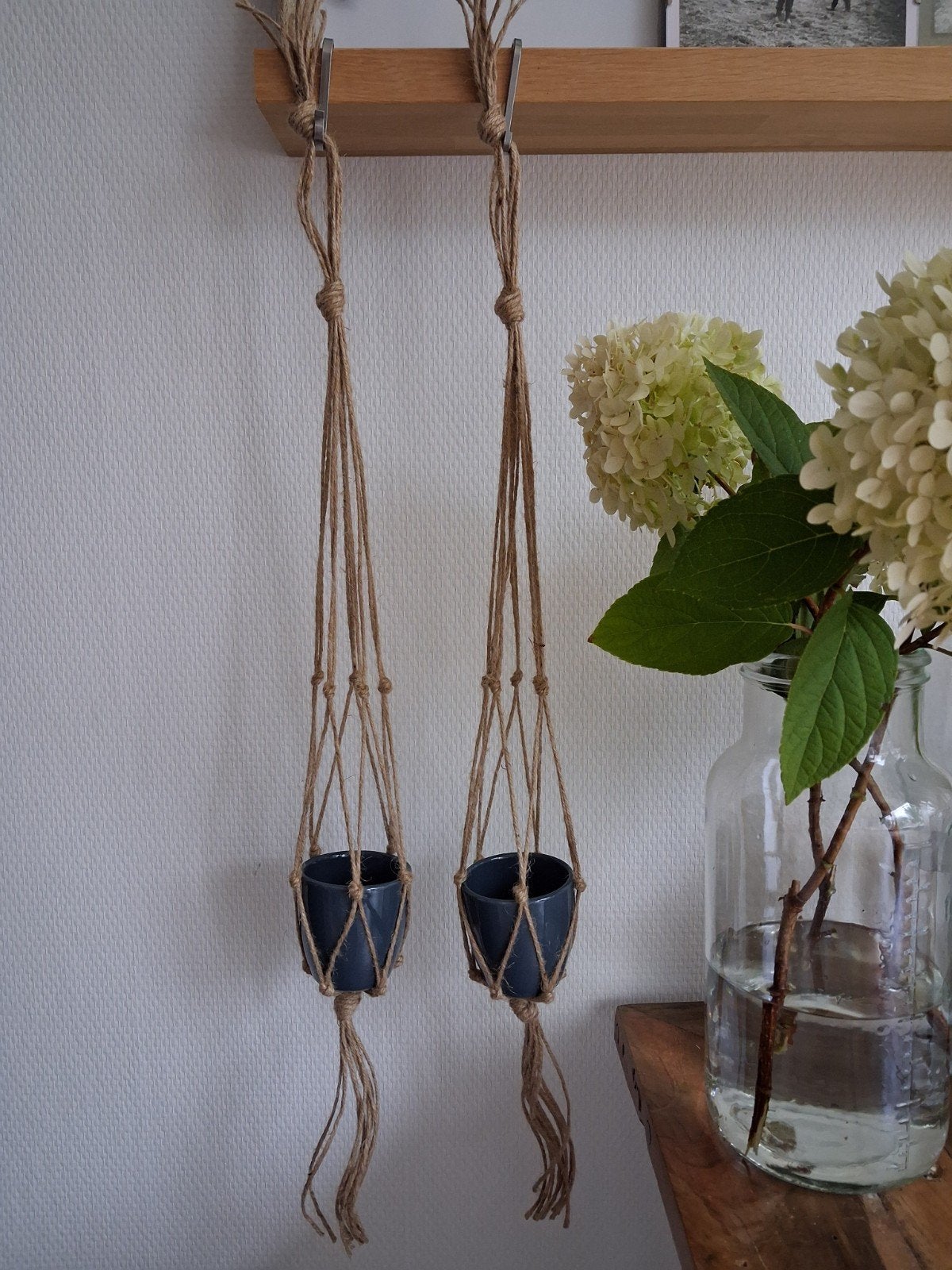 2 plantenhangers van jute touw incl bloempotjes. Nieuw!, Ophalen of Verzenden, Cactus, Volle zon, Minder dan 100 cm