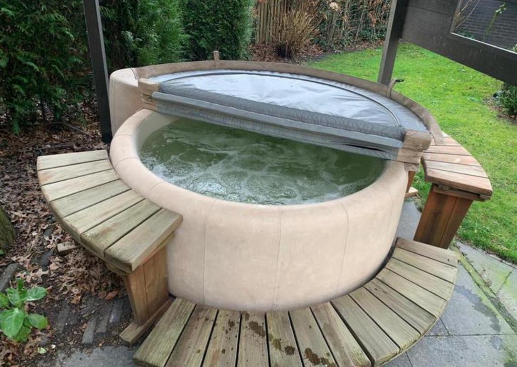 Softub luxe Jacuzzi energiezuinig met verstelbare stralen, Ophalen, Gebruikt, Vast