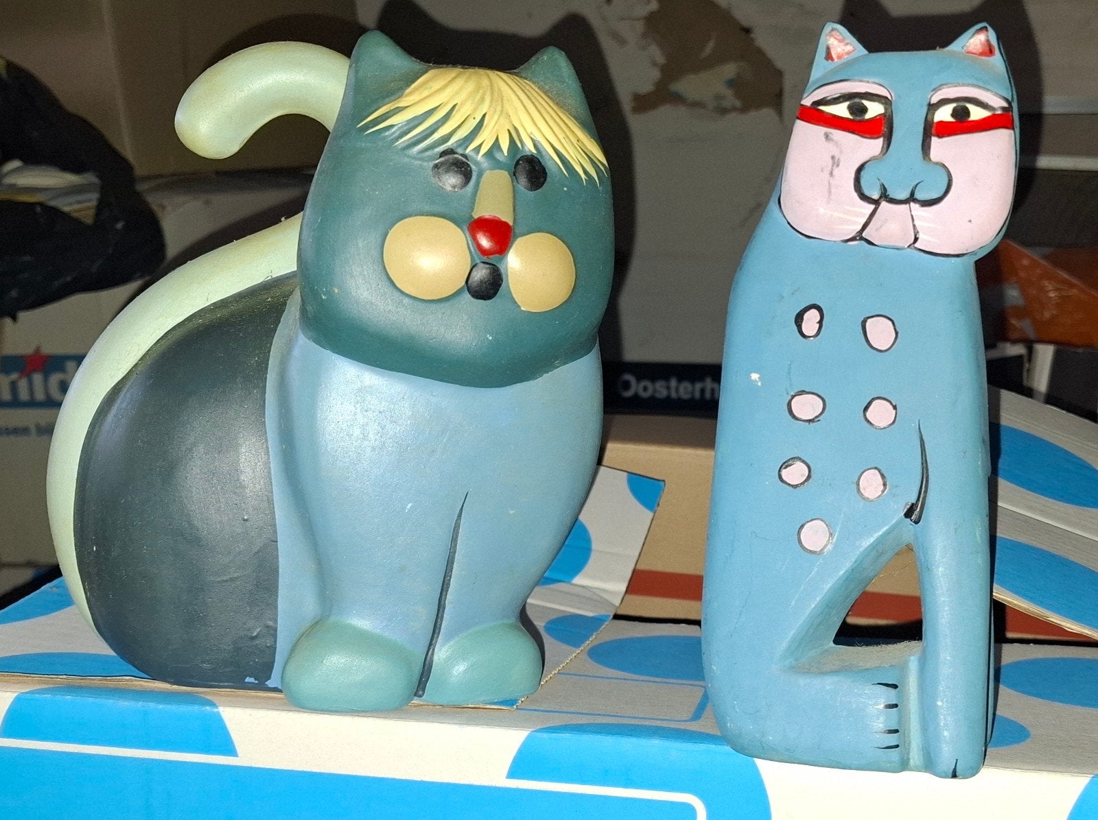 Twee stenen kattenbeeldjes, handgeschilderd, Antiek en Kunst, Ophalen of Verzenden