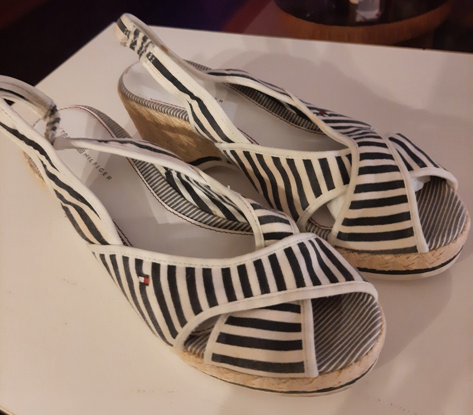 Tommy Hilfiger Open Schoentjes - Wit gestreept, Wit, Zo goed als nieuw, Tommy Hilfiger, Sandalen of Muiltjes