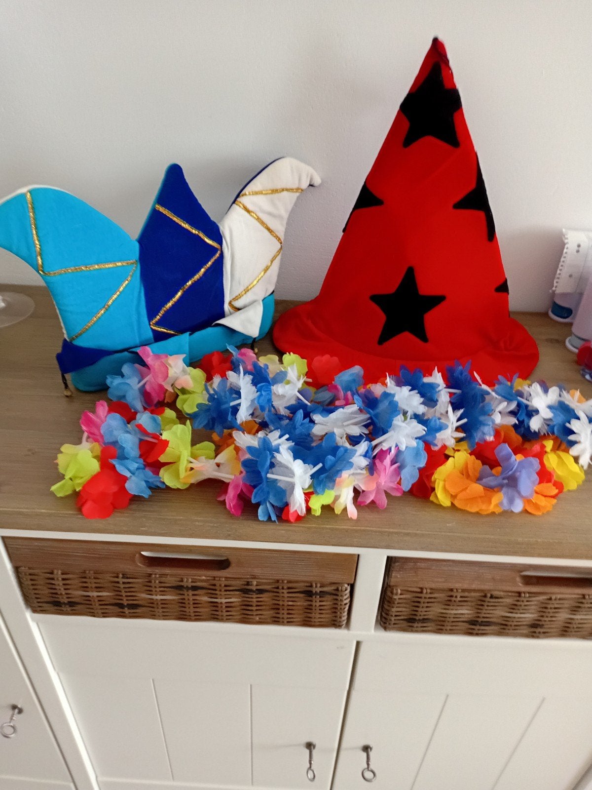 Feestpakket: Narrenmuts, Tovenaarshoed & Hawaiislingers, Ophalen of Verzenden, Gebruikt, Hoed of Pruik, Carnaval