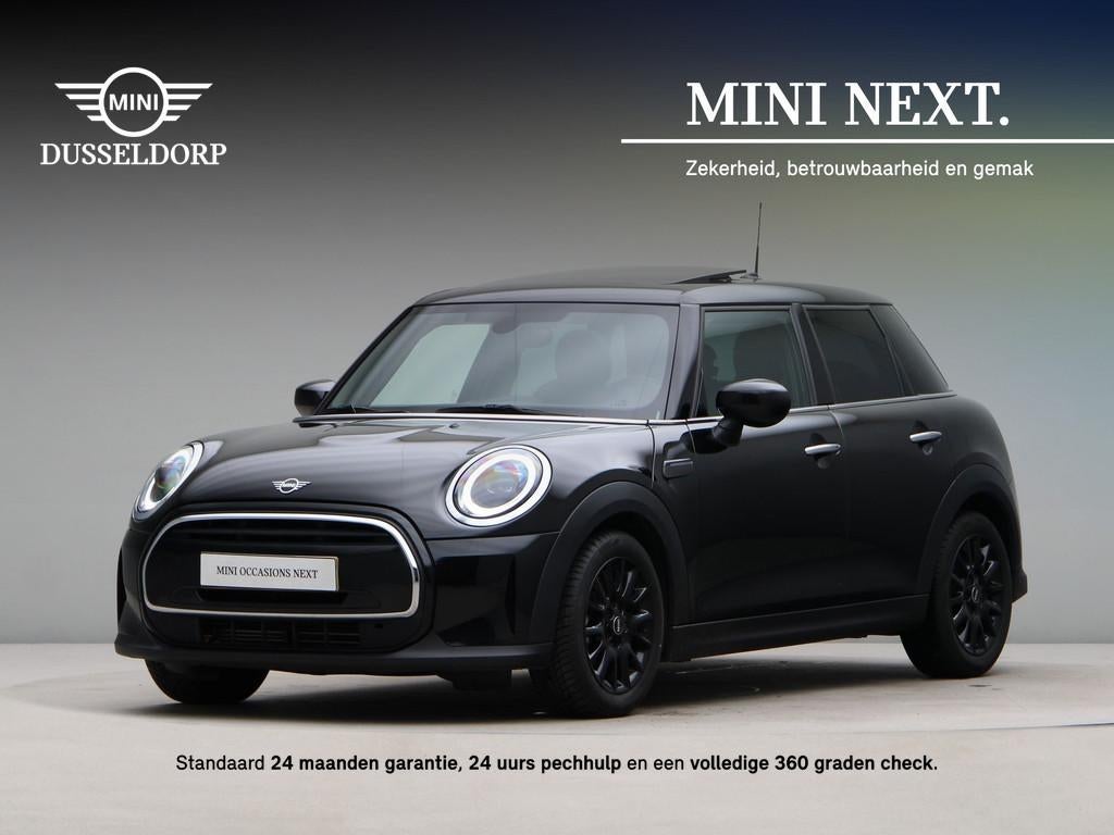 MINI 5-deurs Cooper Classic Aut. (bj 2022, automaat), 136 pk, Gebruikt, Met garantie (alle), Leder en Stof