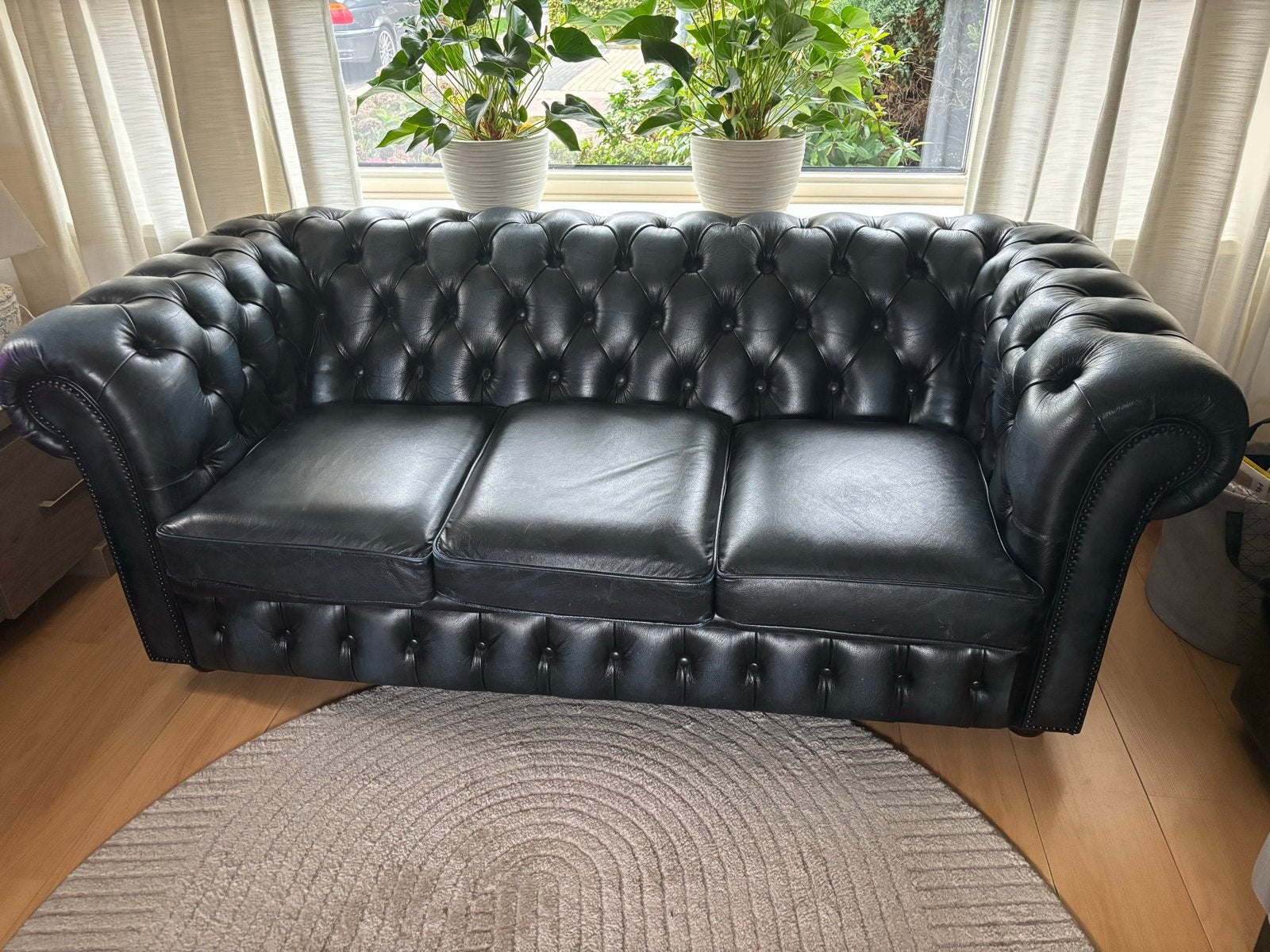 Chesterfield bank met poef - donker blauw leer, Huis en Inrichting, Gebruikt, Driepersoons, Ophalen of Verzenden, 200 tot 250 cm