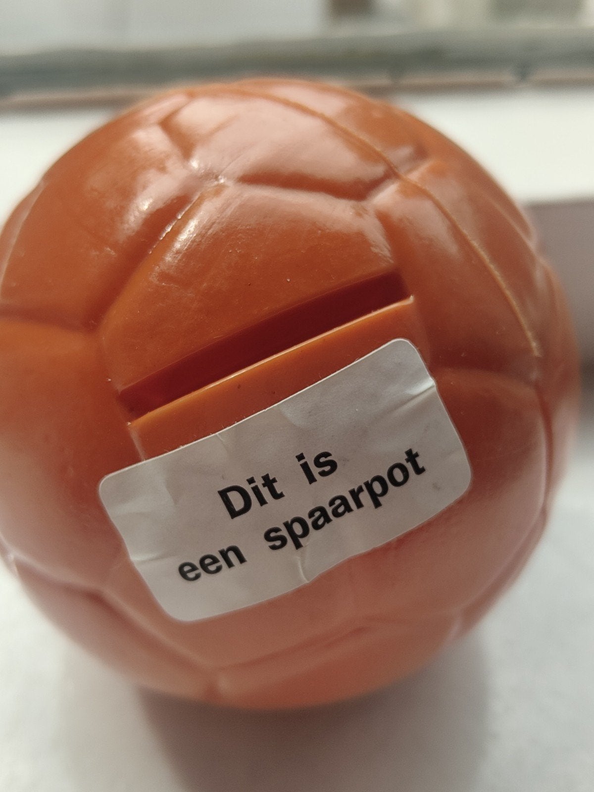 Nieuw spaarpot vorm kleine voetbal  kunststof oranje, Verzamelen, Ophalen of Verzenden, Nieuw, Steen, Aardewerk of Keramiek, Overige thema's