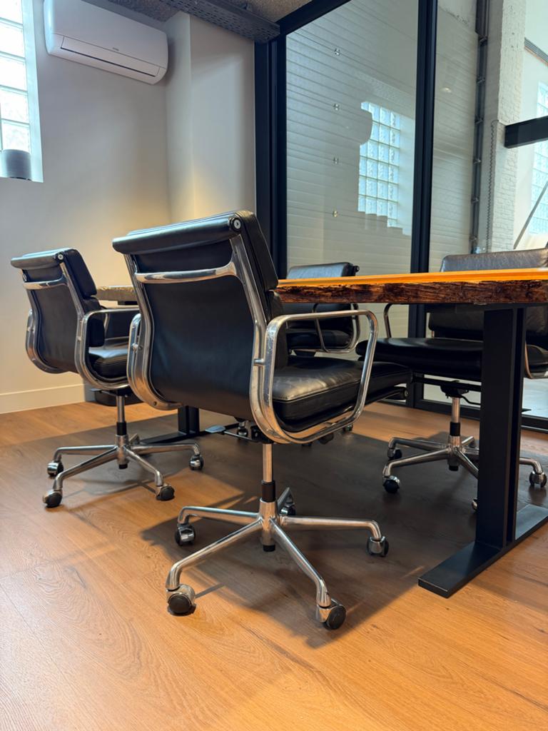 Eames ICF EA217 Softpad Zwart Leer Alu (prijs per stuk), Huis en Inrichting, Stoelen, Gebruikt, Vier, Leer, Zwart, Ophalen