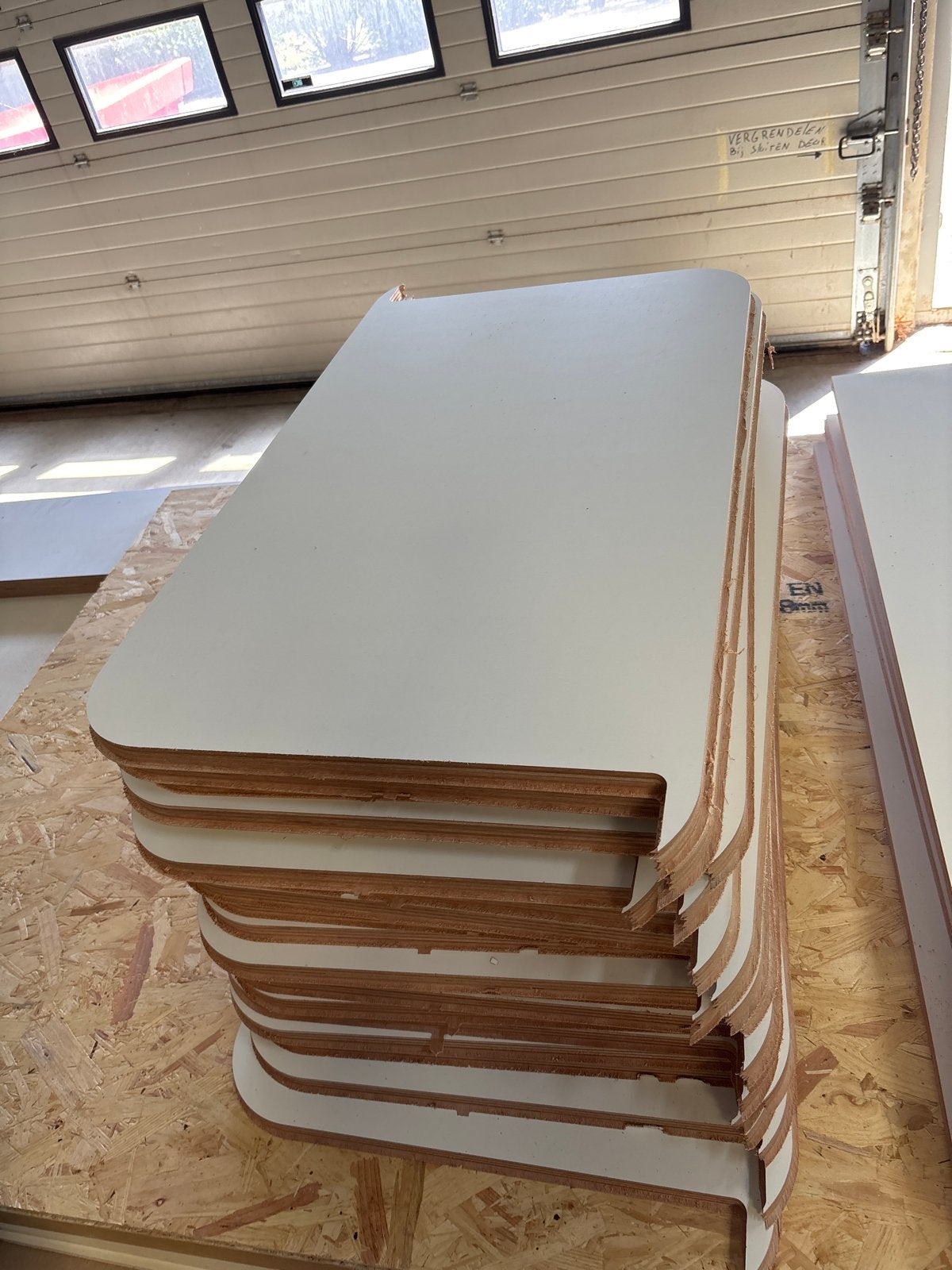 Rest stukken witte gegrond 18 mm okoume, Doe-het-zelf en Verbouw, Hout en Planken, Ophalen, Gebruikt, 25 tot 50 mm, Plank