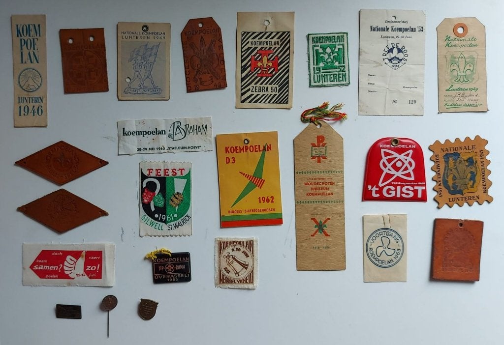 scouting grote collectie Koempoelan deelnemers bewijzen, Ophalen of Verzenden, Gebruikt, Embleem, Speld of Insigne