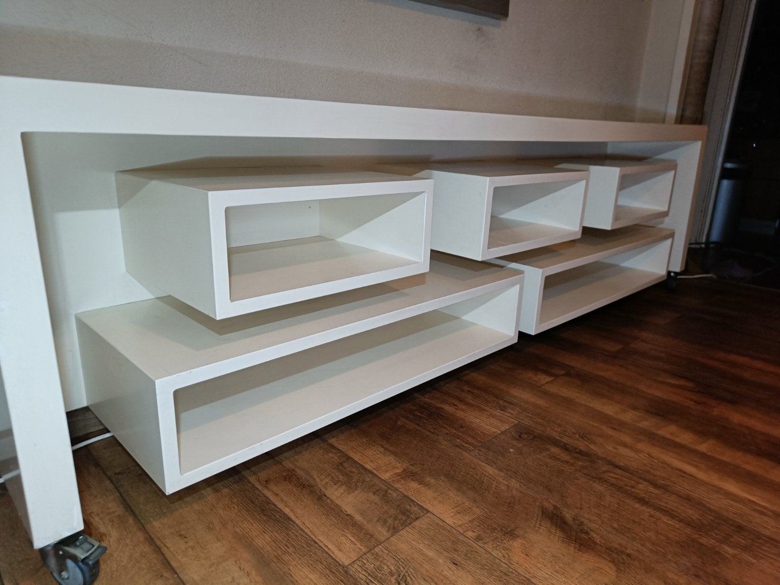 Handgemaakt TV-meubel van timmerman, 244x40x69 cm, Modern, strak design, Ophalen of Verzenden, Zo goed als nieuw, 200 cm of meer