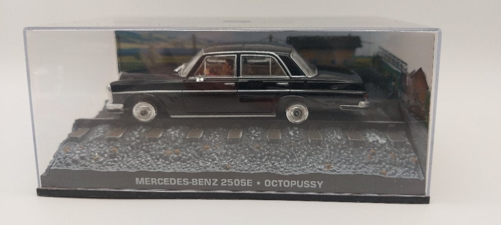 #23 Mercedes-Benz 250SE James bond auto met boekje, Hobby en Vrije tijd, Modelauto's | 1:43, Verzenden, Nieuw, Auto, Universal Hobbies