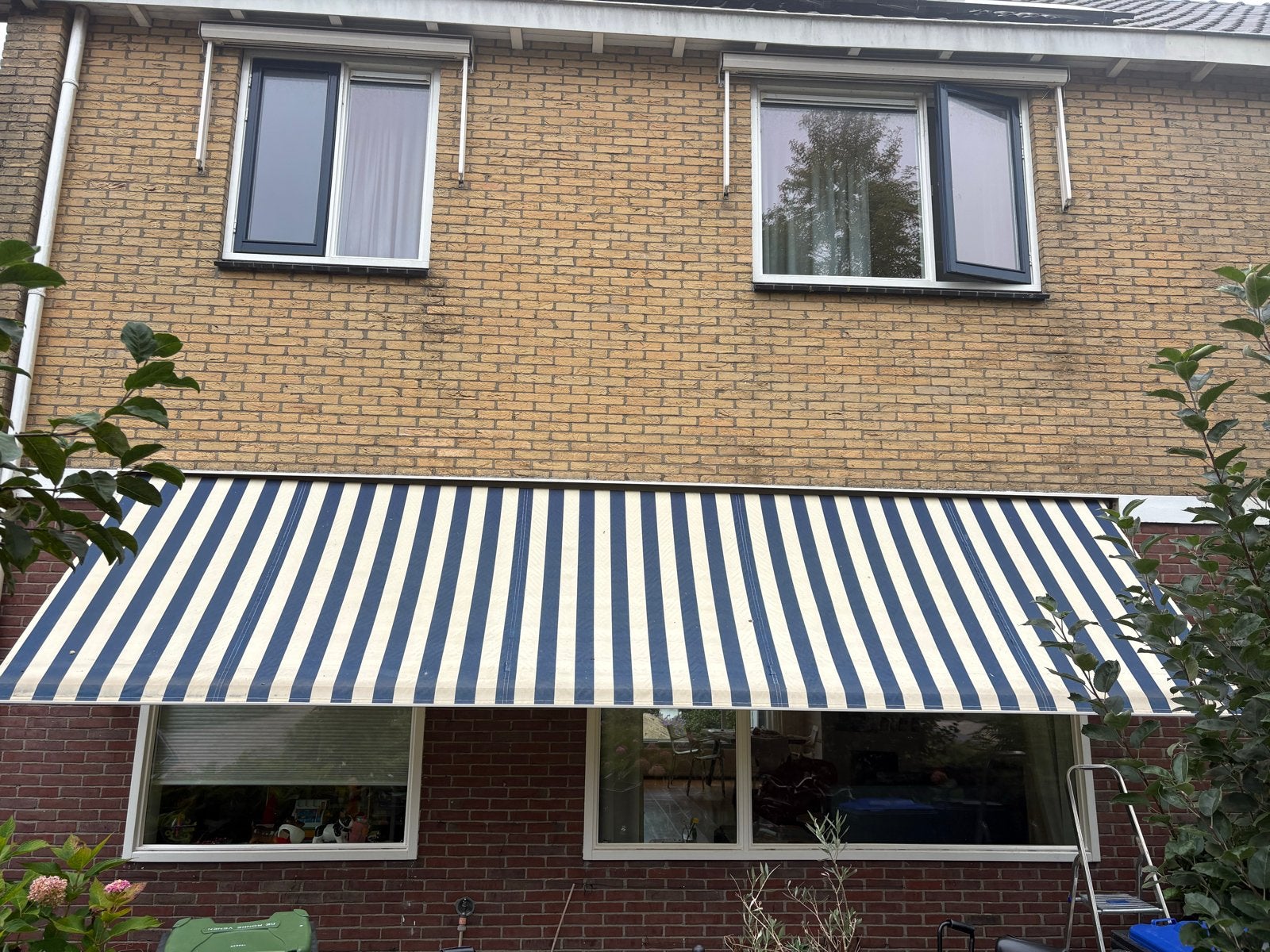 Knikarmscherm - Blauw/Wit gestreept -548 cm breed Elektrisch, Tuin en Terras, Ophalen, Gebruikt, 450 cm of meer, Elektrisch