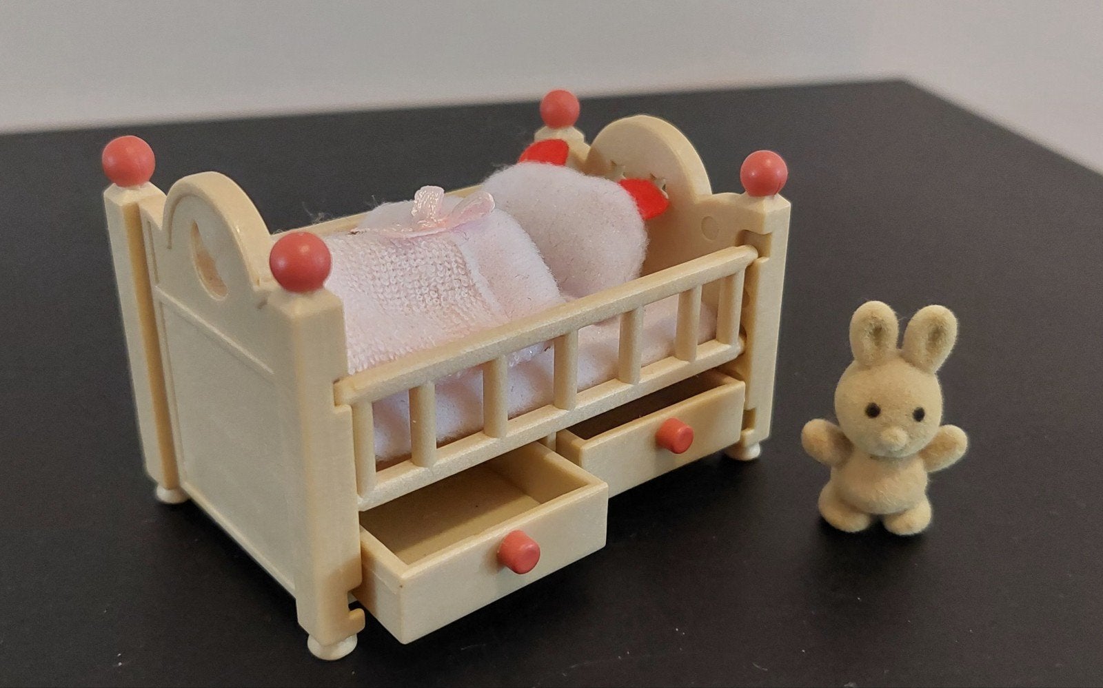 Sylvanian Families Baby Bedje met Konijntje (set 4462), Ophalen of Verzenden, Poppenhuis