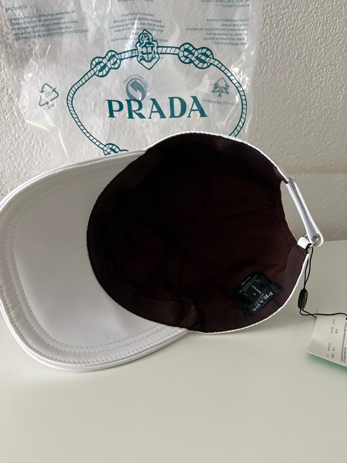 Splinternieuwe witte Prada pet - Ongebruikt, Ophalen of Verzenden, Zo goed als nieuw, 57 cm (M, 7⅛ inch) of minder, Pet