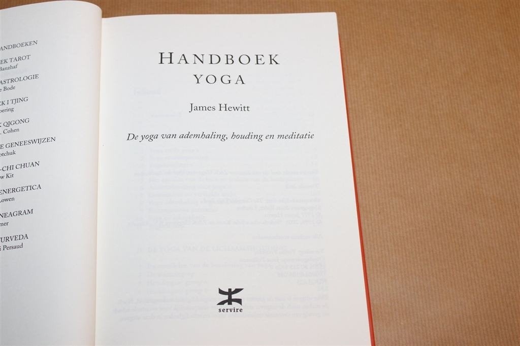 Handboek Yoga — Ademhaling, Houding en Meditatie, Boeken, Ophalen of Verzenden, Zo goed als nieuw, Overige onderwerpen, Achtergrond en Informatie