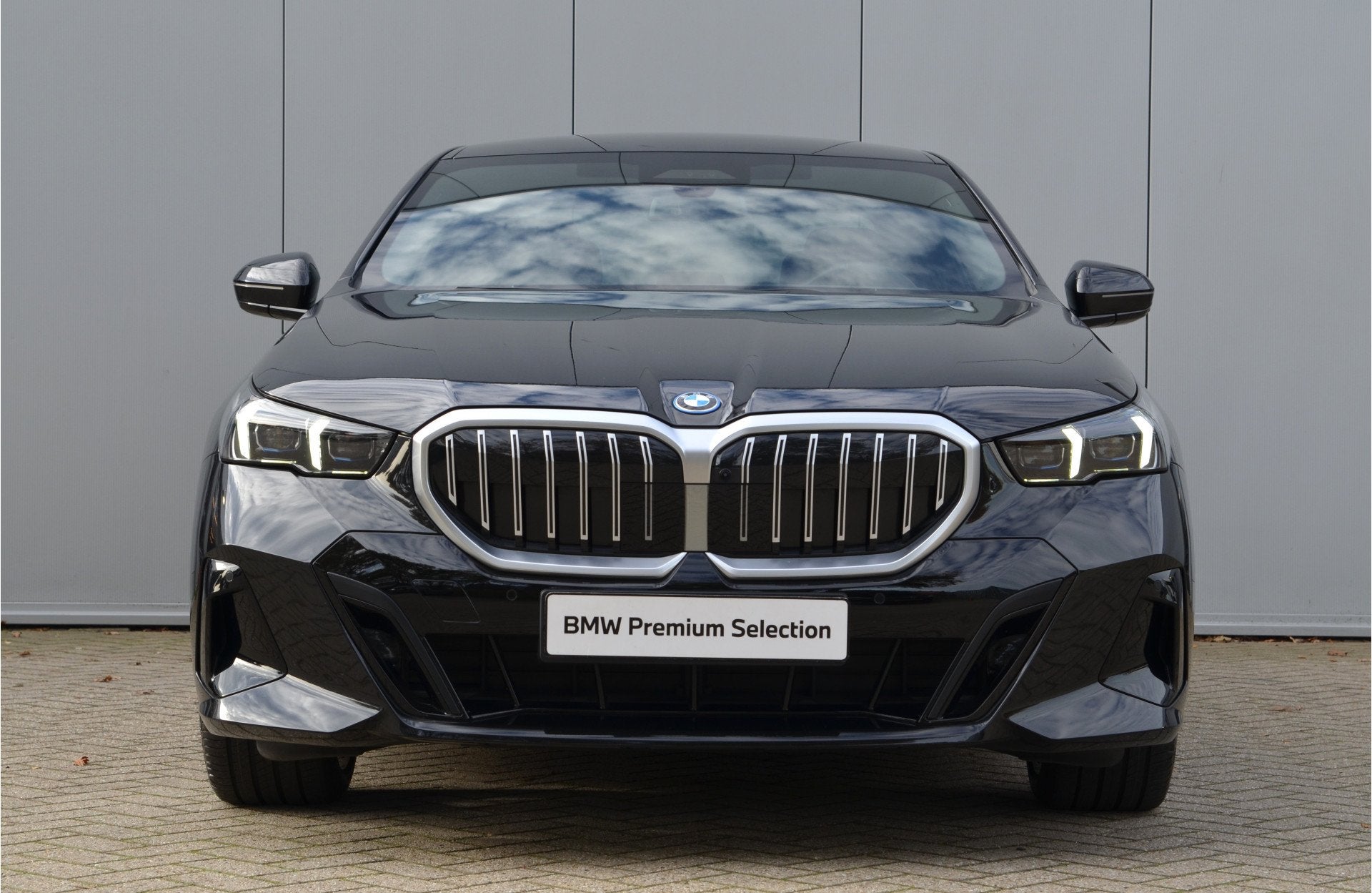 BMW 5 Serie 550e xDrive M Sport Automaat / Trekhaak / Bowers, Auto's, Dealer onderhouden, Zwart, Leder, Bedrijf