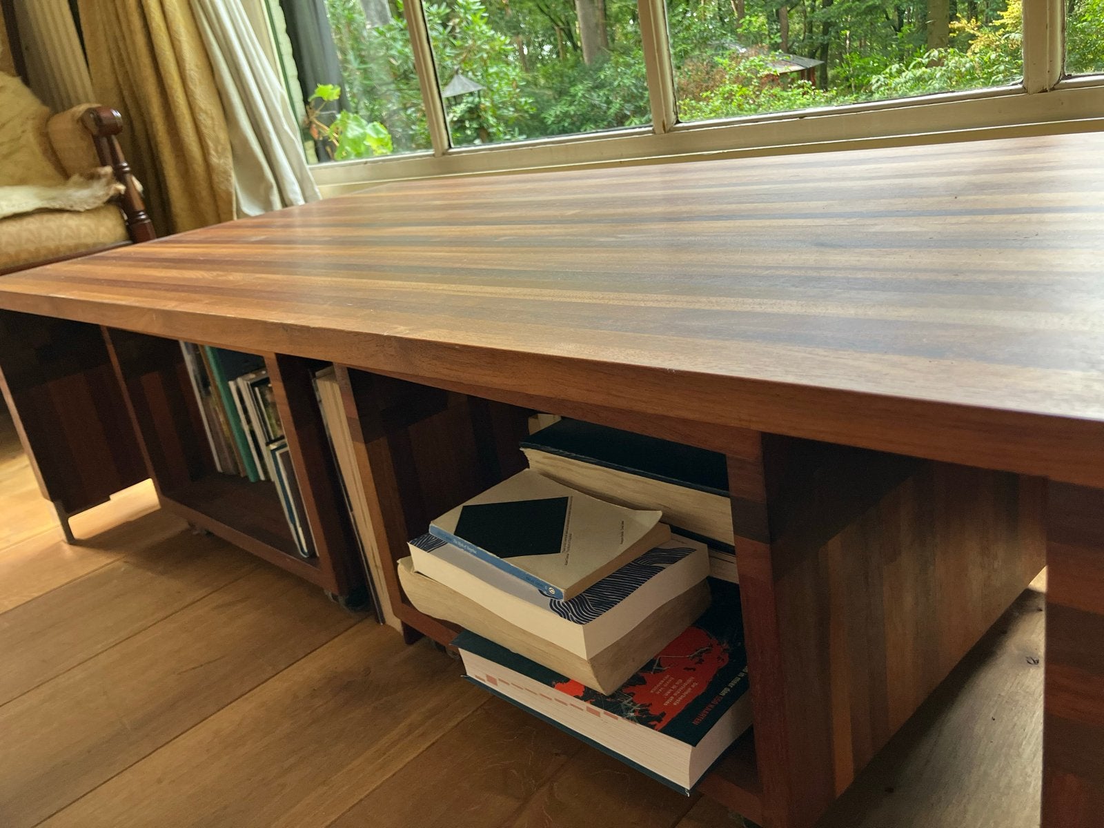 Foto 2 van Massief houten design salontafel met opbergruimte