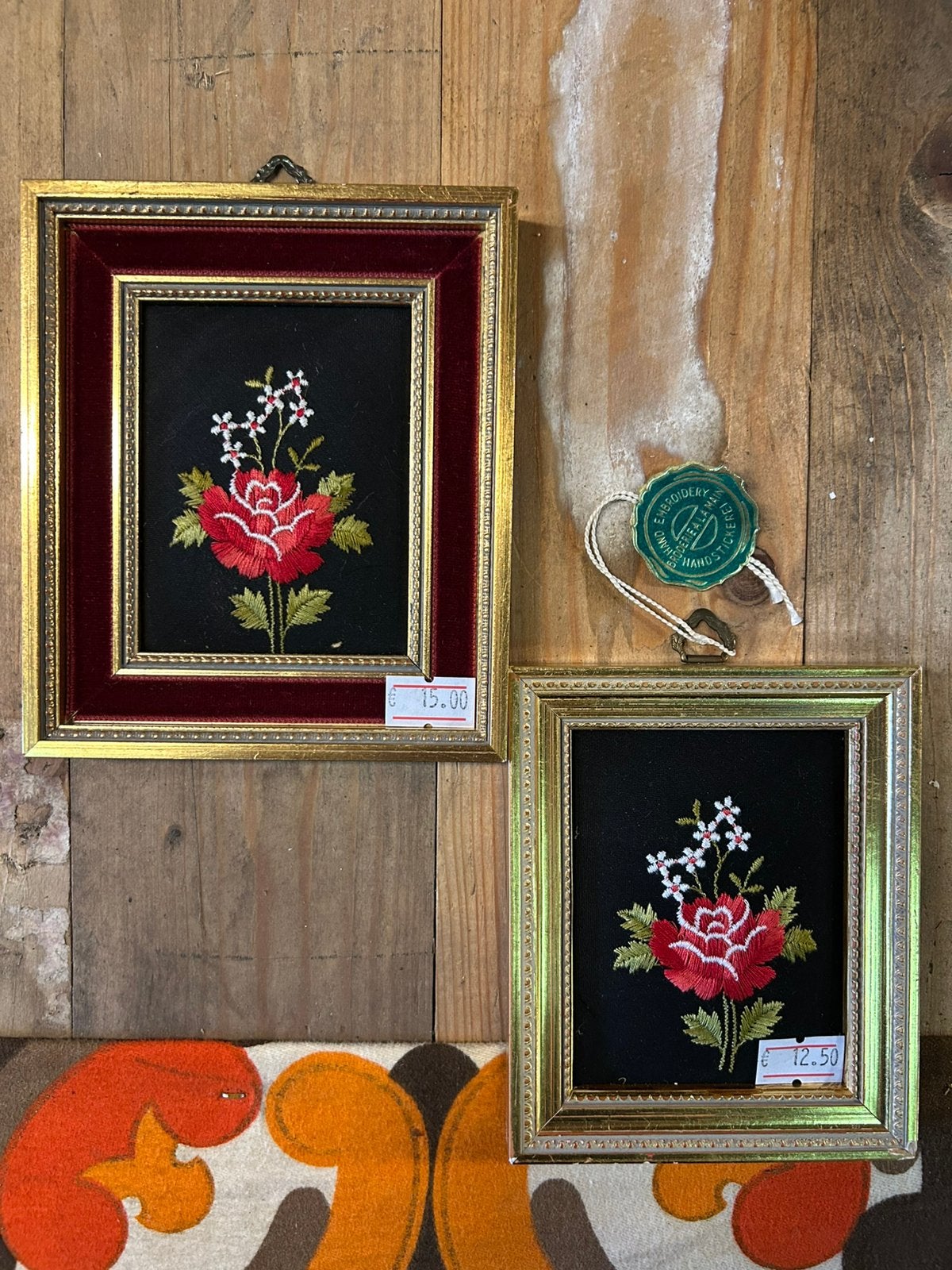 2 vintage/ brocante lijsten met geborduurde rozen, goud, Huis en Inrichting, ?, Zo goed als nieuw, ?, ?