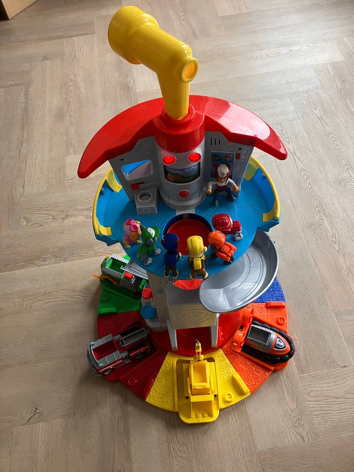 Paw Patrol Uitkijktoren met 6 Voertuigen en Ryder, Ophalen of Verzenden, Zo goed als nieuw