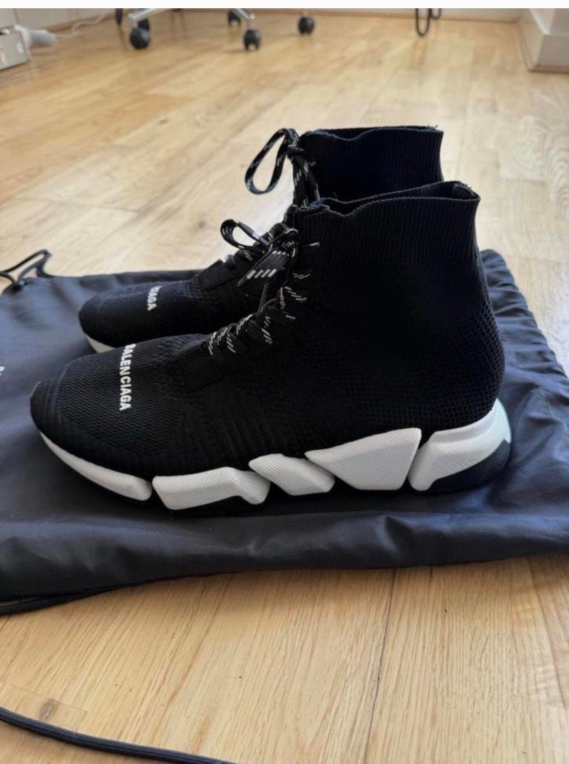 Gezocht!Balenciaga speedrunners, Ophalen of Verzenden, Zo goed als nieuw, Zwart