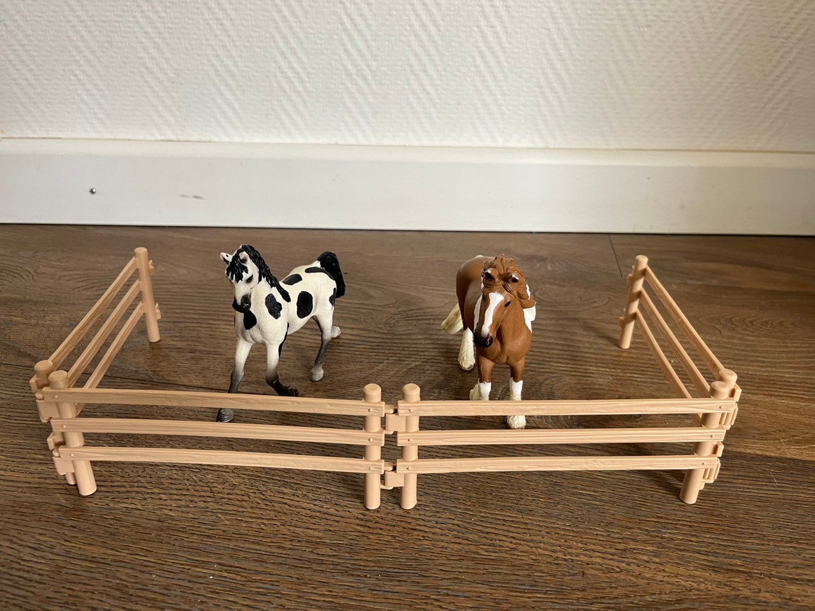 Schleich 2 gevlekte paarden en 4 hekjes, Ophalen of Verzenden, Zo goed als nieuw