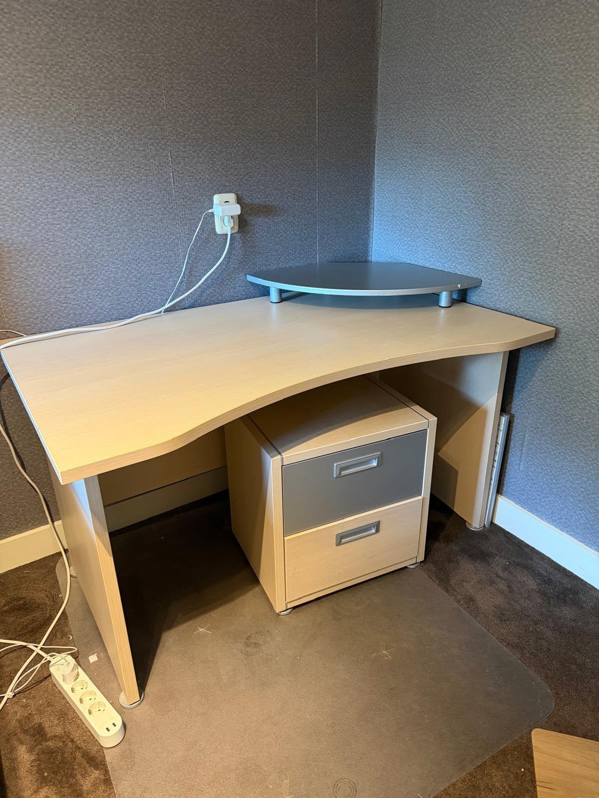 Bureau met ladekast, Ophalen