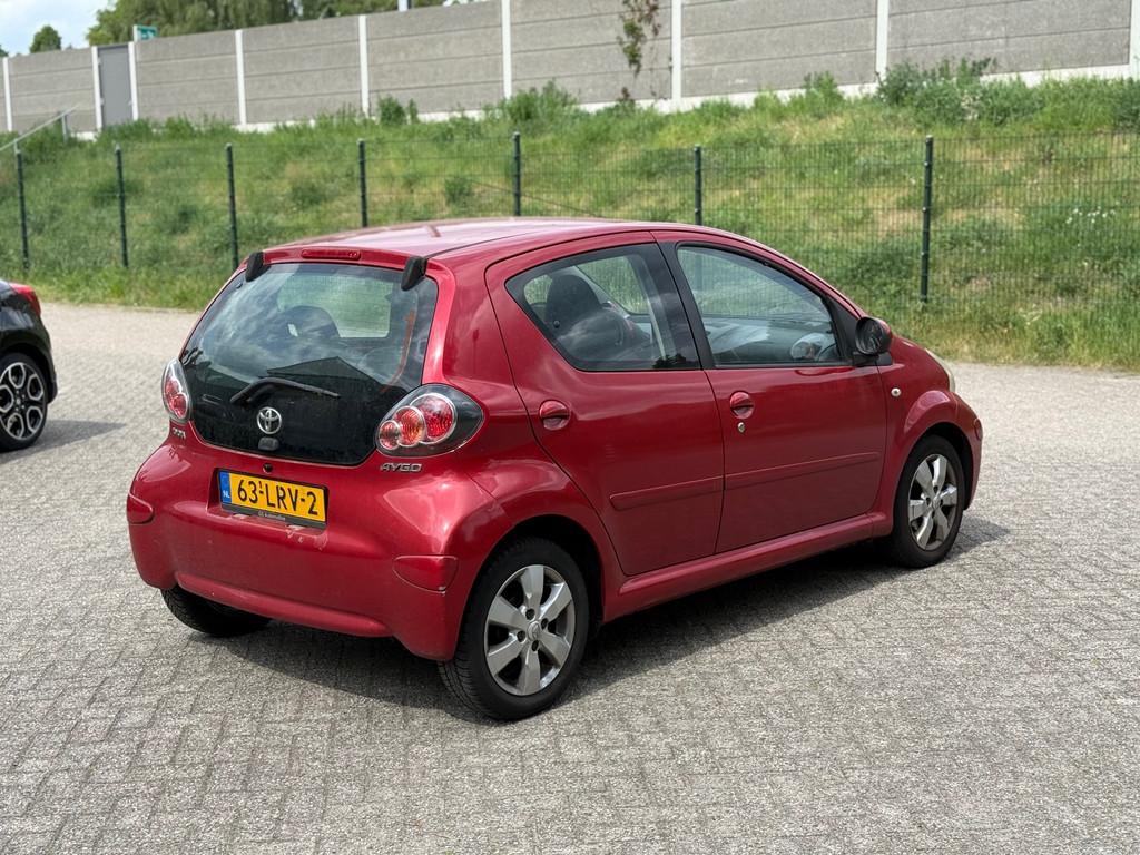 Toyota Aygo 1.0-12V Aspiration Red AIRCO I LEER I 5DRS I INR, Auto's, Toyota, Voorwielaandrijving, Gebruikt, 4 stoelen, Alcantara