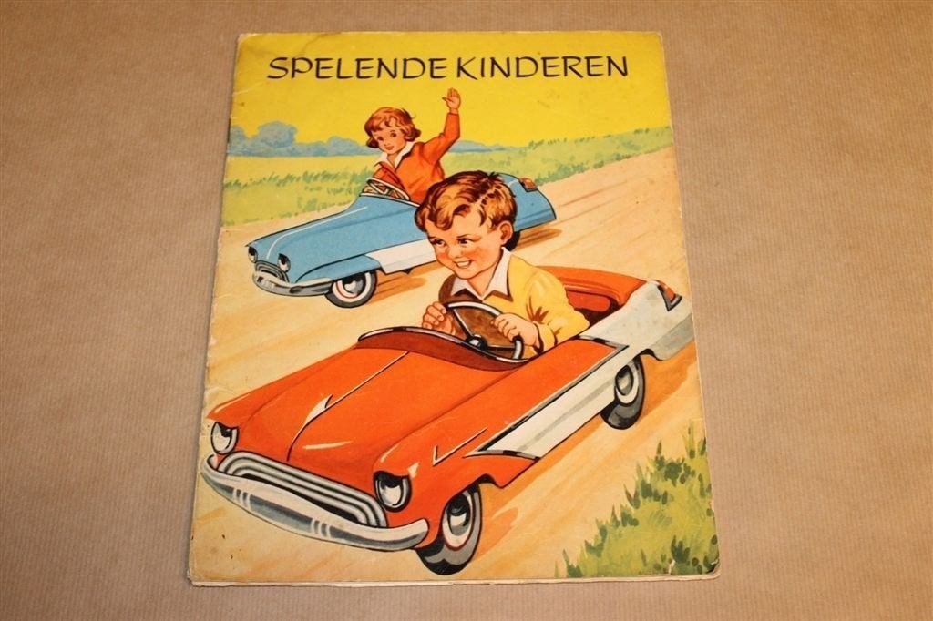 Spelende Kinderen — Vintage Prentenboek Jaren 50, Ophalen of Verzenden, Gelezen