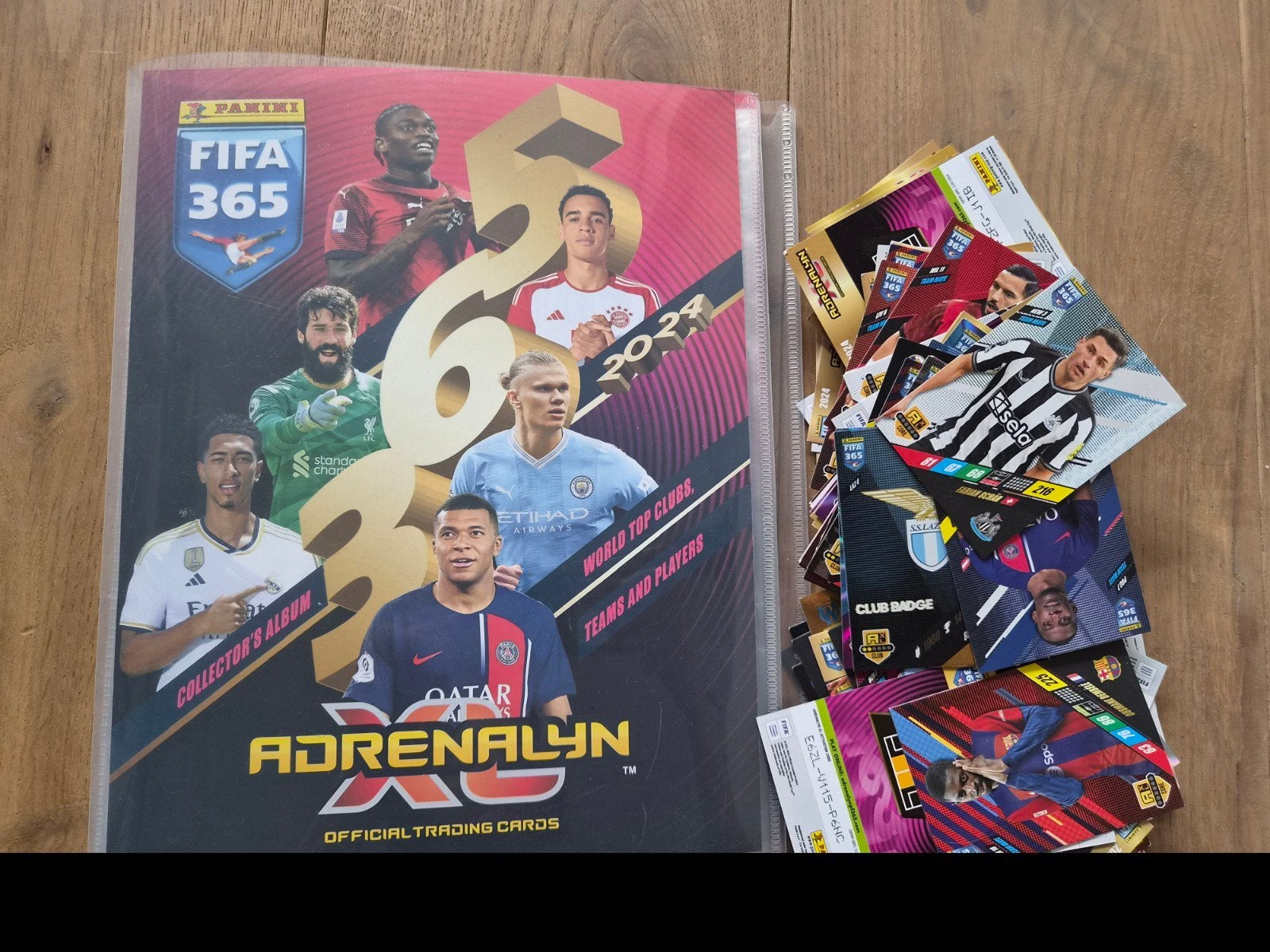 Panini FIFA 365 Adrenalyn XL 2024 Collector's Album+ Kaarten, Ophalen of Verzenden, Zo goed als nieuw, Buitenlandse clubs, Spelerskaart