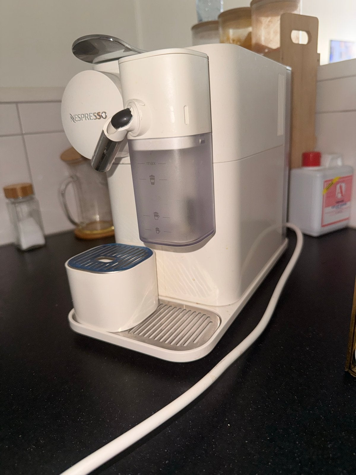 Nespresso koffiezetapparaat met gratis cups, Ophalen, Koffiemachine, Zo goed als nieuw, 1 kopje