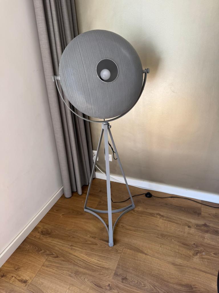 Mooie staande lamp grijs, Huis en Inrichting, Lampen | Vloerlampen, Ophalen of Verzenden, Zo goed als nieuw, 150 tot 200 cm