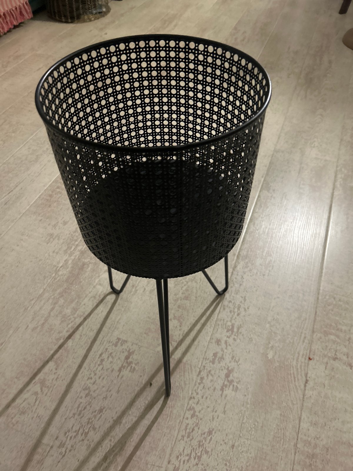 Metal plantenpot op standaard, Rond, Binnen, Zo goed als nieuw, Metaal