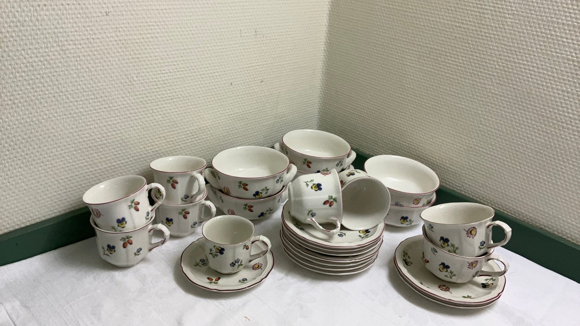 Villeroy en boch, petite fleur, servies delen., Ophalen of Verzenden, Zo goed als nieuw, Overige stijlen, Kop(pen) en/of Schotel(s)