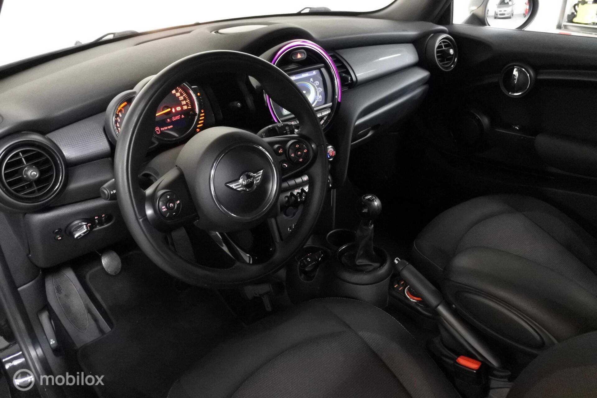 Mini I 1.5 I Cooper Business I NAP I Airco I Cruise I Navi, Voorwielaandrijving, Gebruikt, Met garantie (alle), 4 stoelen