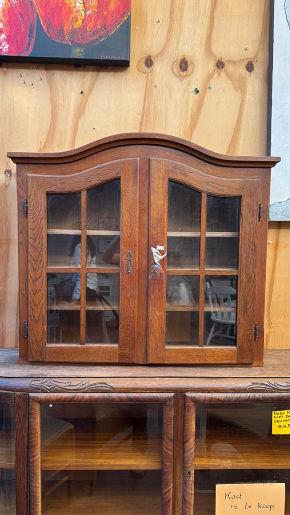 Antieke houten vitrinekast met glazen deuren, Ophalen of Verzenden