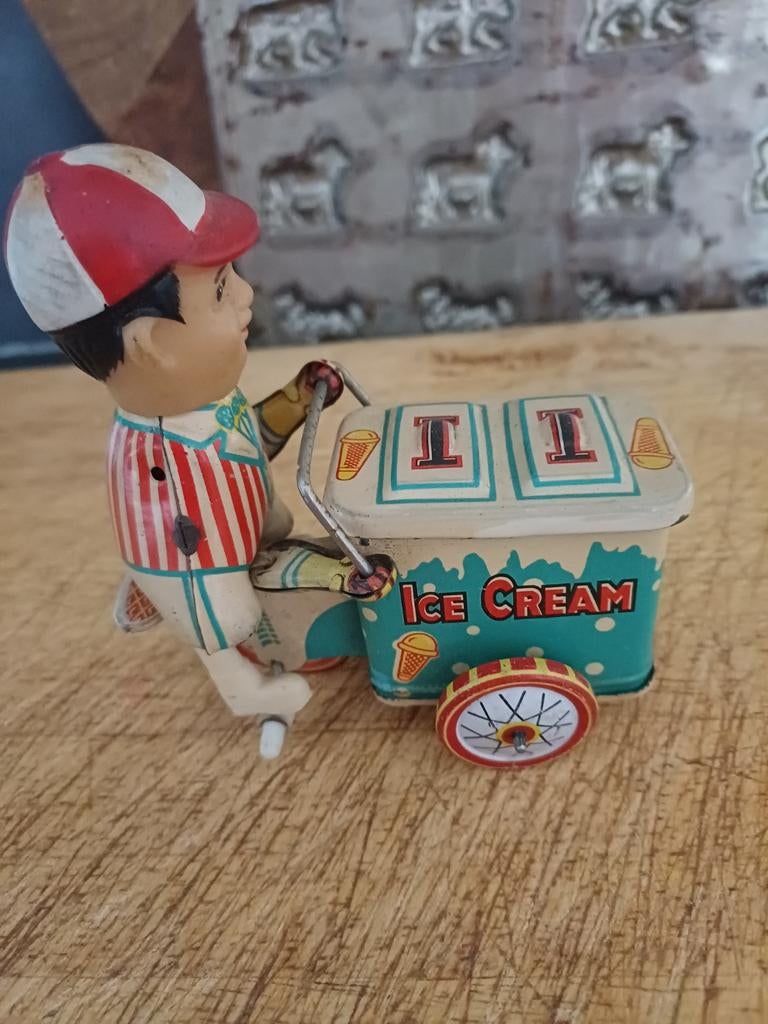 Decoratieve brocante opwindbare blikken IJskar met mannetje, Antiek en Kunst, Verzenden