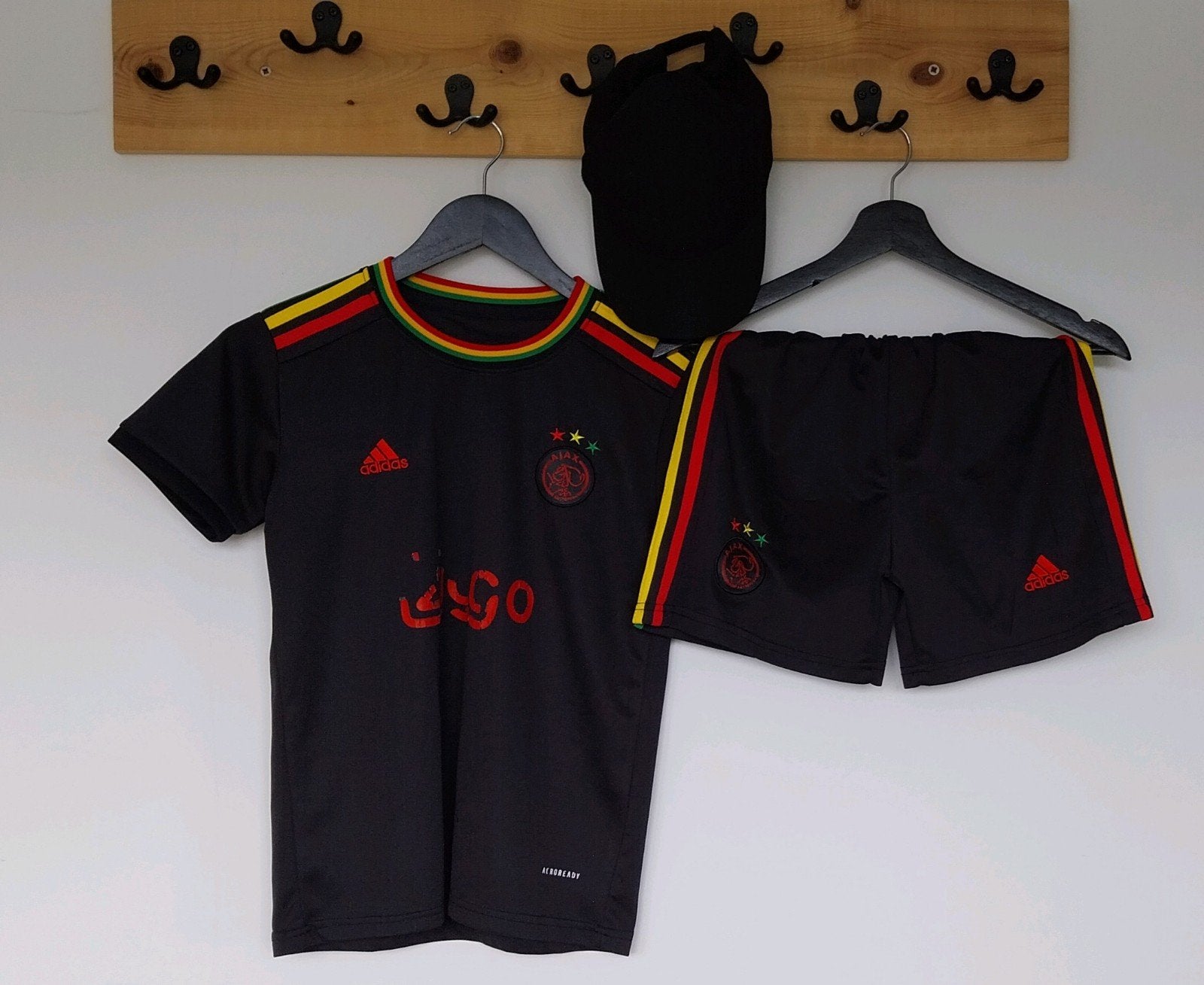 Ajax Bob Marley shirtje, broekje en pet, Kinderen en Baby's, Kinderkleding | Maat 146, Adidas, Gebruikt, Jongen of Meisje, Sport- of Zwemkleding