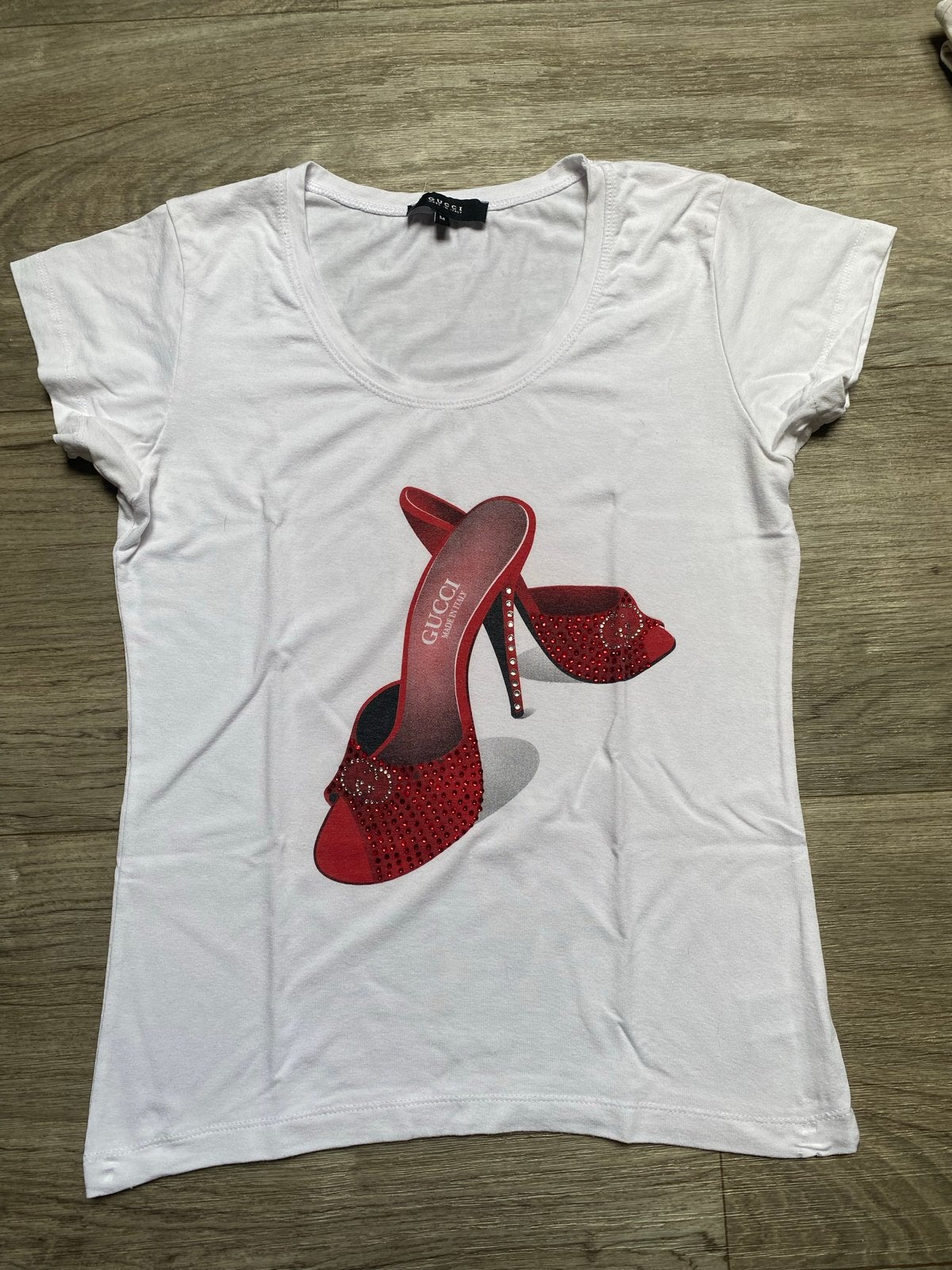 Gucci T-shirt met rode hakken print, Maat 38/40 (M), Verzenden, Wit, Zo goed als nieuw