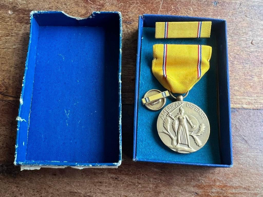 WO2 Amerikaanse American Defense medal medaille in doos 1945, Verzamelen, Militaria | Tweede Wereldoorlog, Amerika, Verzenden
