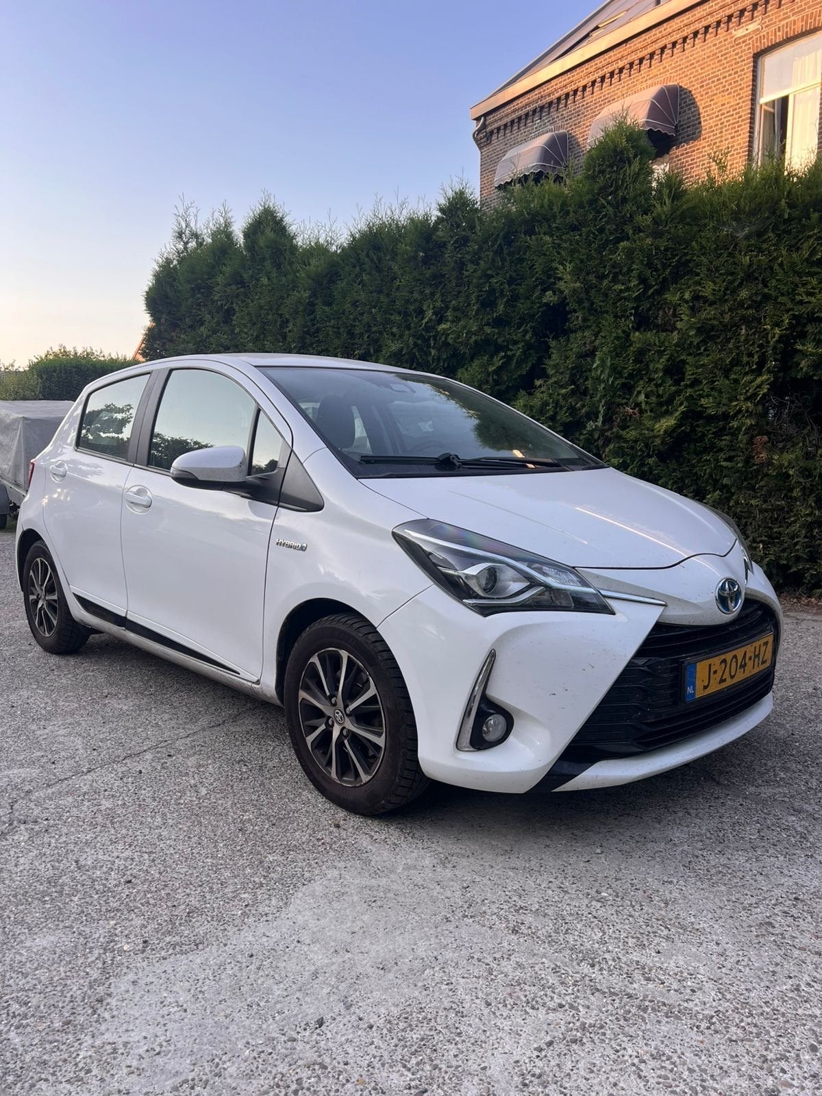Toyota Yaris 1.5 Hybrid 100pk 5D CVT 2018 Wit, Auto's, 1497 cc, Zwart, Wit, Sedan