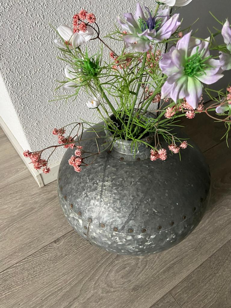 Nepalese metalen waterkruik met klinknagel details, Rond, Ophalen of Verzenden, Zo goed als nieuw, Metaal