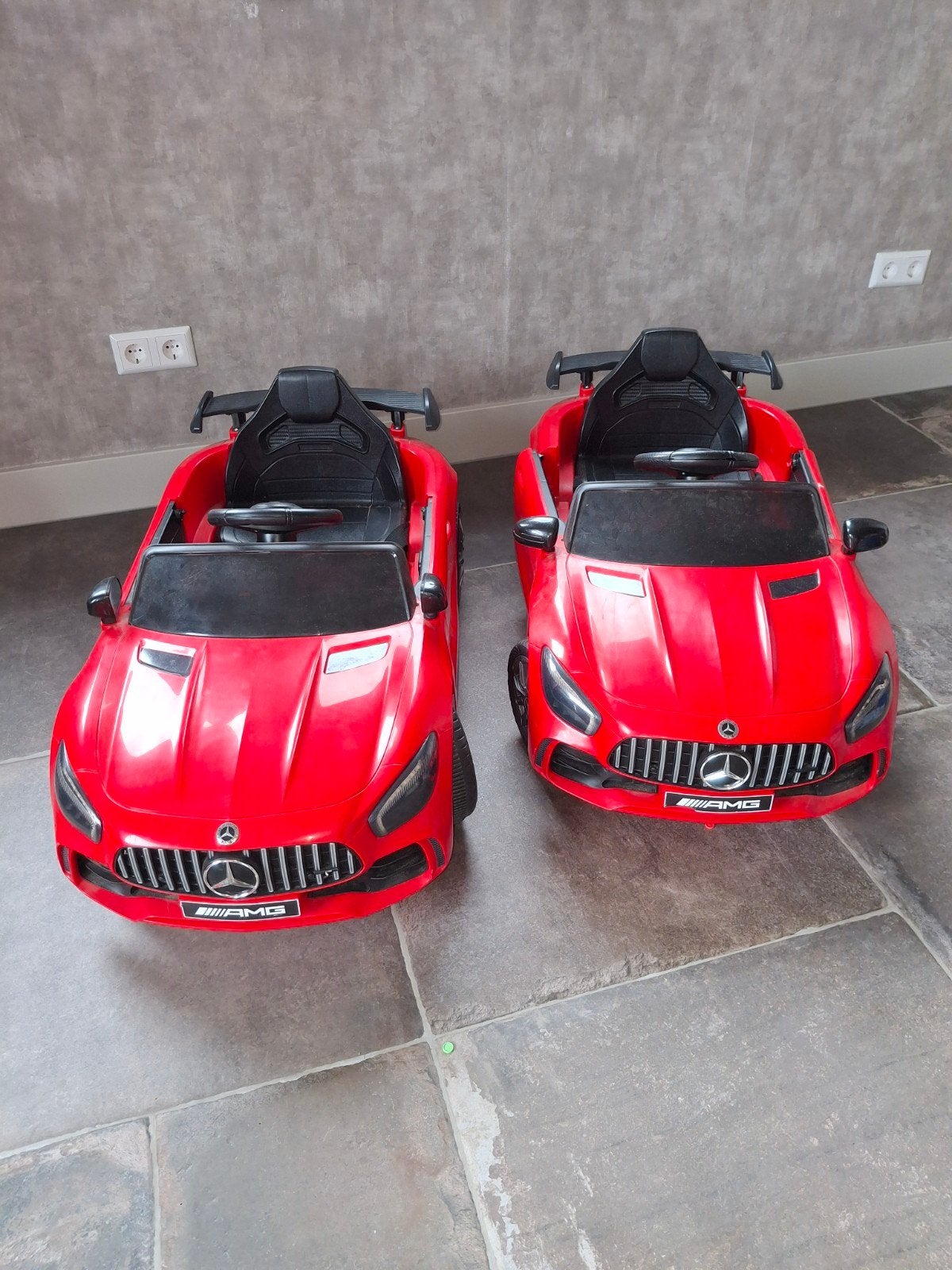 2 Mercedes speelgoedauto's met opladers - z.g.a.n., Ophalen, Zo goed als nieuw, Afstandsbediening
