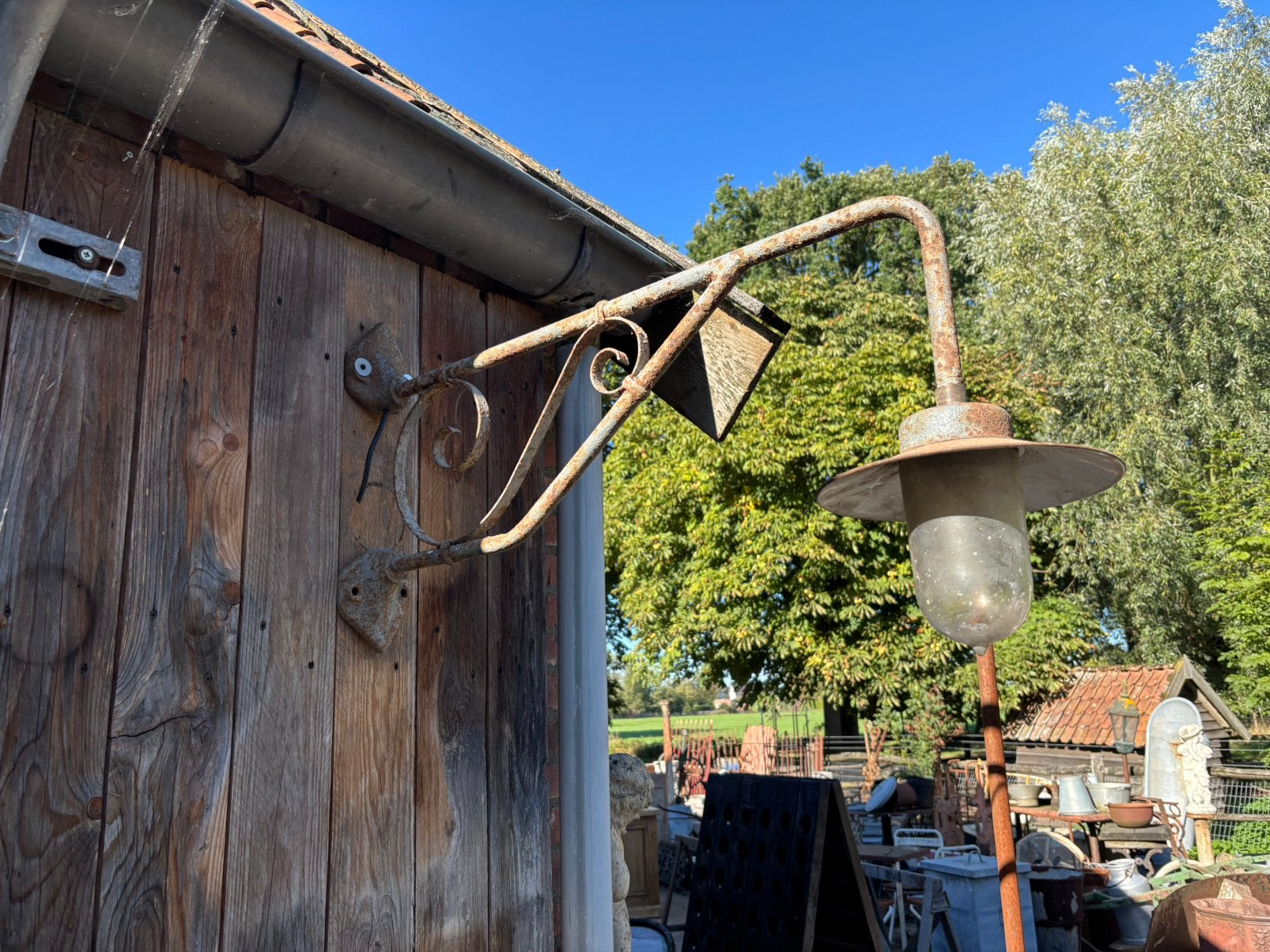 Oude buitenlamp gietijzeren voetjes smeedijzeren frame, Ophalen