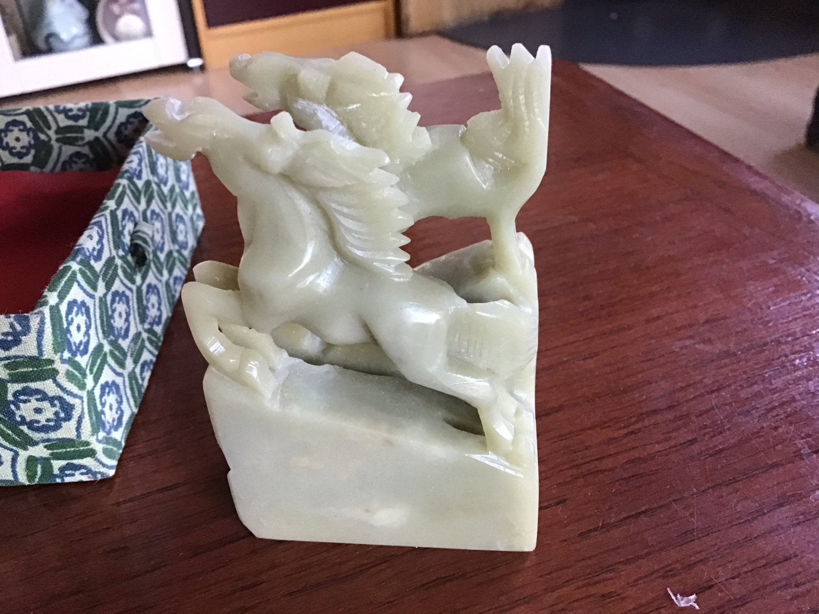 Unieke Chinese spekstenen sculptuur met paarden, Minder dan 20 cm, Ophalen of Verzenden, Steen of Keramiek, Beeld