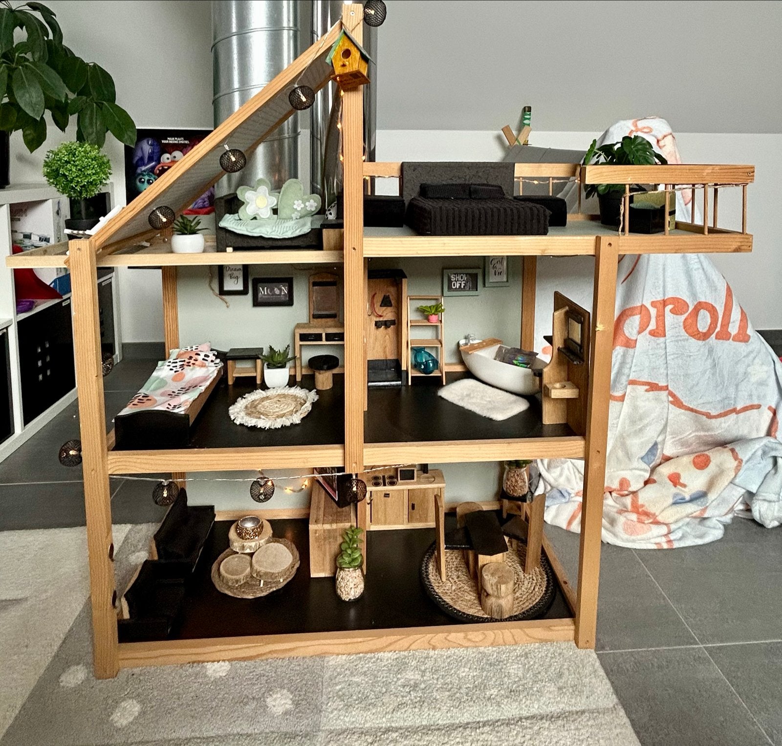 Groot houten poppenhuis met meubels en sfeervolle verlichtin, Ophalen, Gebruikt, Poppenhuis