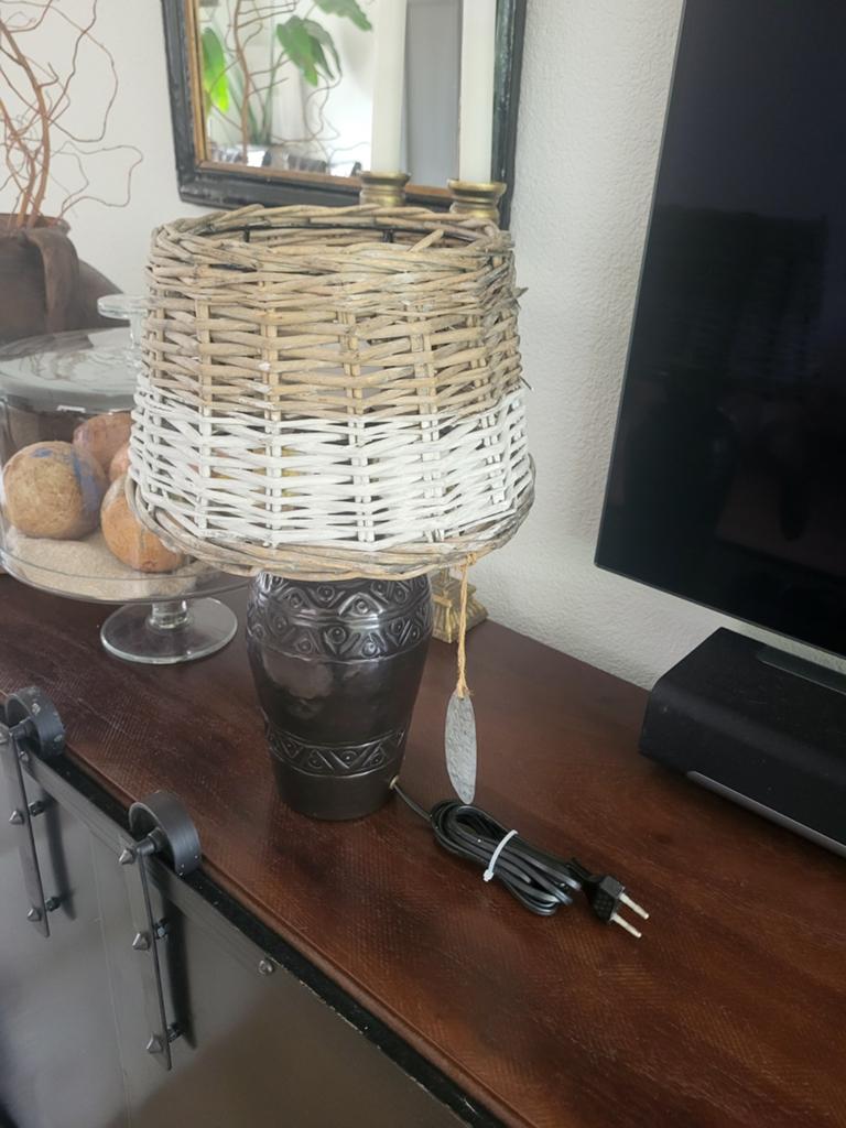 Metalen voet lamp en rieten kapjes, Huis en Inrichting, Lampen | Tafellampen, Ophalen of Verzenden, Minder dan 50 cm