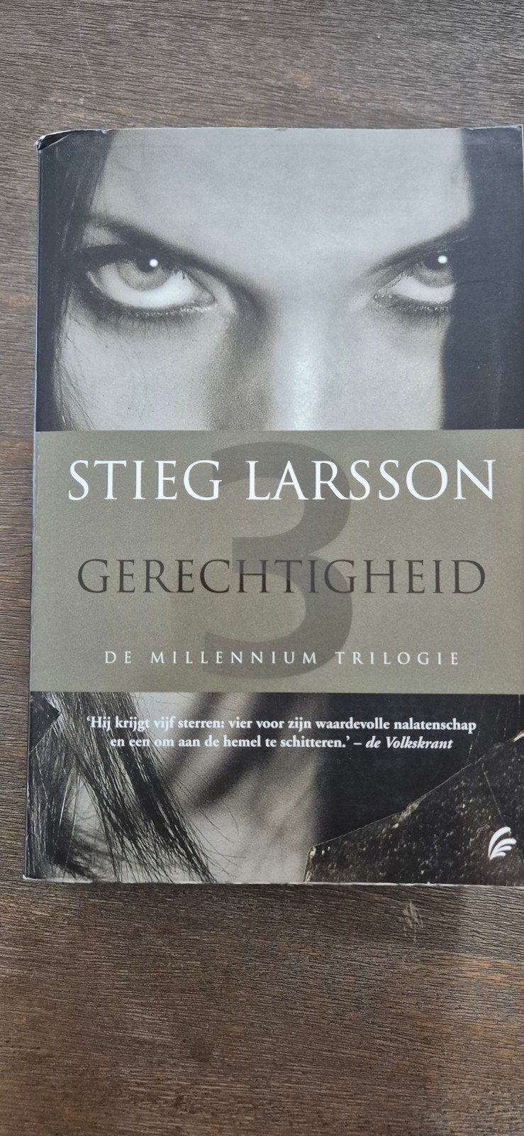 Stieg Larsson - Gerechtigheid, Gelezen, Scandinavië, Ophalen of Verzenden, Stieg Larsson