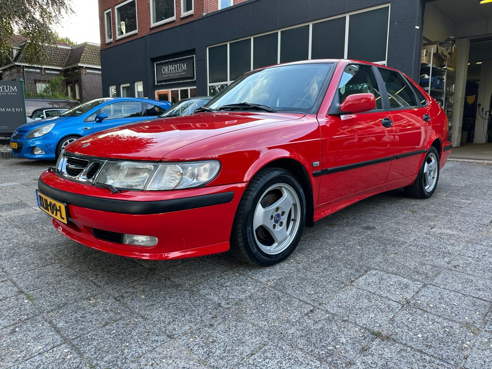 Saab 9-3 2.0T rood, uniek mooi! Gereviseerde motor., Auto's, Voorwielaandrijving, Beige, 4 cilinders, Bedrijf
