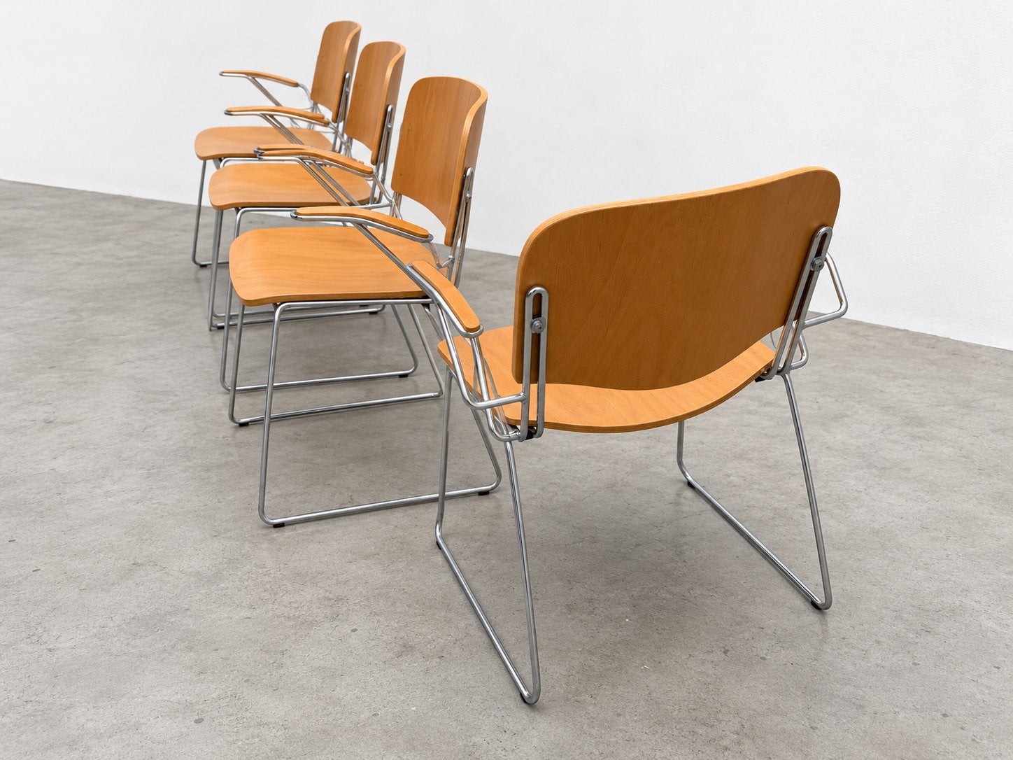 Vintage Italiaanse Design Jaren 90 Stapelbaar, Ophalen of Verzenden, Zo goed als nieuw, Hout, Vijf, Zes of meer stoelen