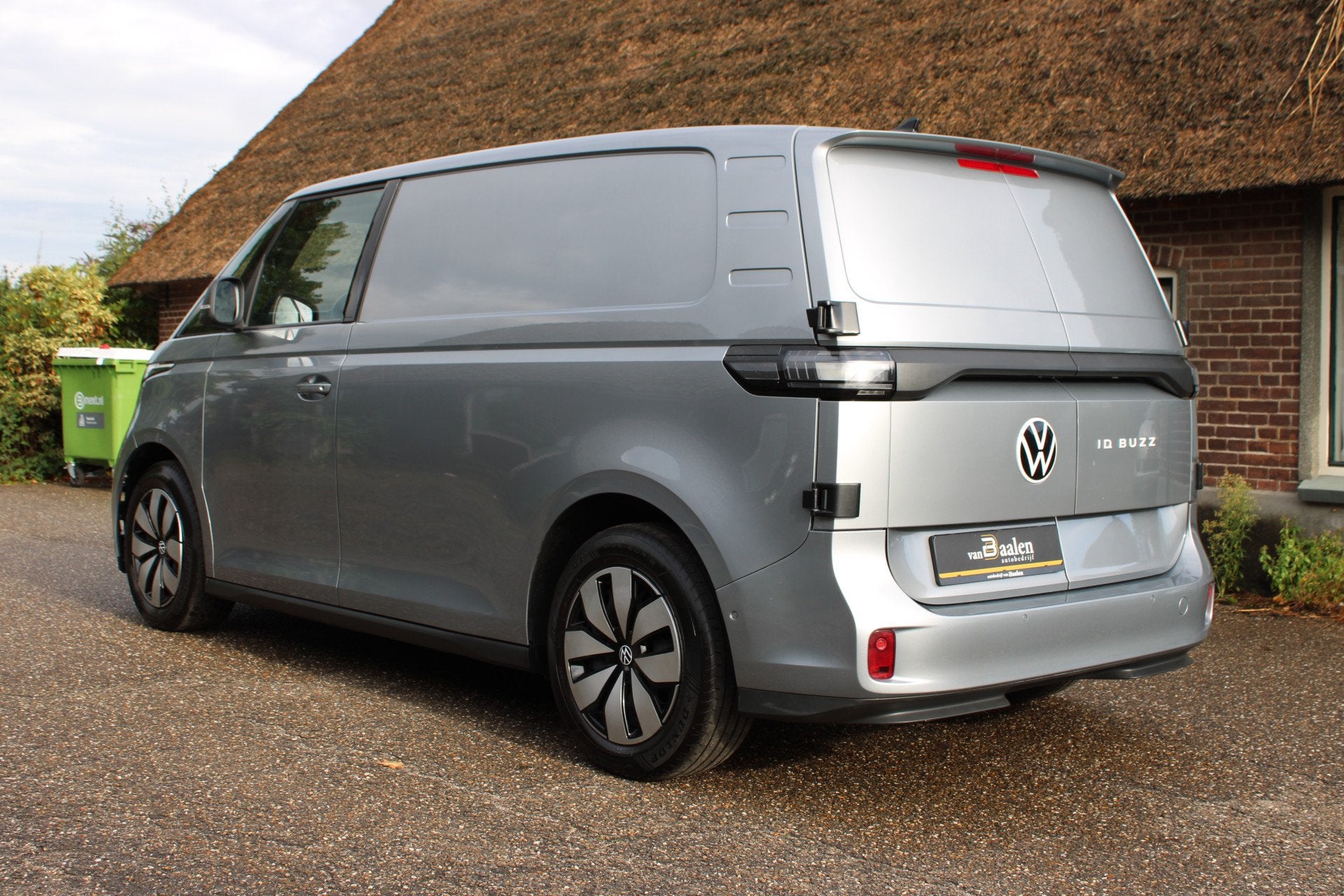 Volkswagen ID. Buzz Cargo 77 kWh LED 150Kw SOh 95% ACHTERDEU, Auto's, Automaat, Dealer onderhouden, Gebruikt, Zwart