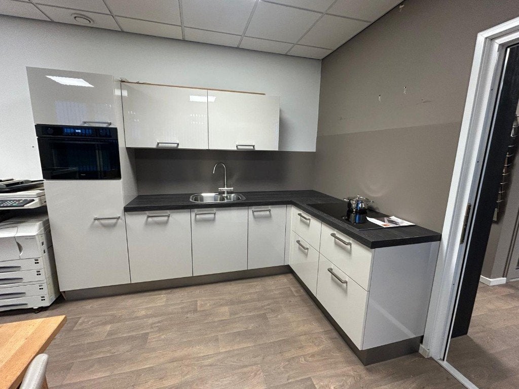 Moderne hoekkeuken (showroom keuken nieuw), Ophalen, Hoekkeuken, Nieuw, Hoogglans of Gelakt