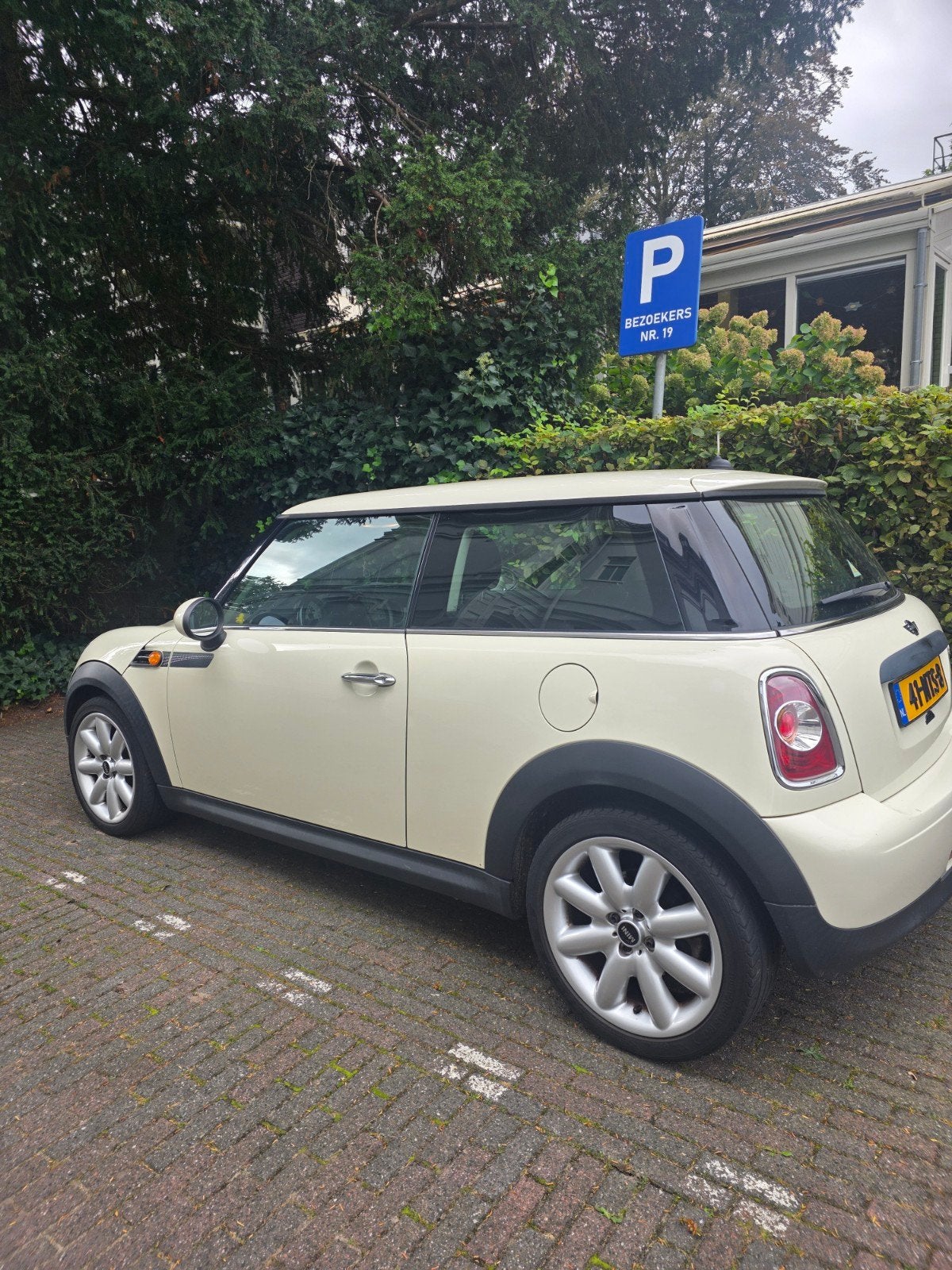 Mini cooper ONE 2010, nieuwe accu, goedwerkende airco en apk, Auto's, Voorwielaandrijving, 40 €/maand, 4 stoelen, Wit